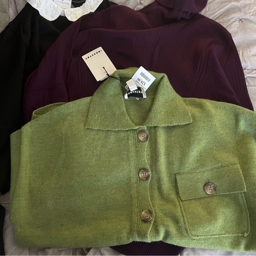 3 sweaters - Picture 3 of 3